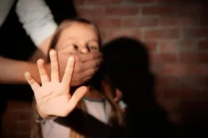 قاتل طفلة مدينة نصر أمام النيابة : أمها اللي حرضتني عليها واتهمنا أبوها بالقتل