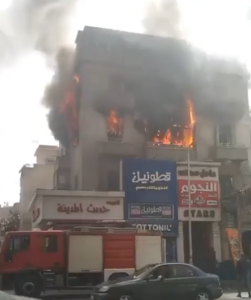 ماس كهربائي وراء حريق عمارة المنيل بالجيزة .. الأهالى الحريق بدأ بغرفة وأمتدد لباقى العمارة