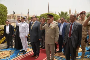 إحتفالًا بالعيد القومي للمحافظة محافظ أسيوط ورئيس أركان المنطقة الجنوبية ومدير الأمن يضعون إكليل الزهور على النصب التذكاري لشهداء قرية بني عديات بمنفلوط