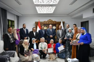 لإدارتهم أزمة انقطاع الكهرباء •• محافظ قنا يكرم طاقم تمريض مستشفى ابوتشت المركزى •