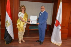 محافظ سوهاج يكرم 15 من الفائزين في مسابقة “الأم المثالية” و”الأب المثالي “على مستوى ديوان عام المحافظة والوحدات المحلية