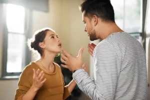 زوجة تصرخ في محكمة الأسرة: عمل لي عمل في ملابسي الداخلية ونيمني مغناطيسي وسرق ذهبى