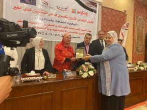 مشروع البحيرة منتجة بابنائها يكرم دعاء قنديل مدير الوحدة الإقليمية للتدريب والتعليم المزدوج بالبحيرة