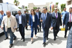 وزيرا الإنتاج الحربي والثقافة يتفقدان 8 مسارح متنقلة لخدمة قرى «حياة كريمة»