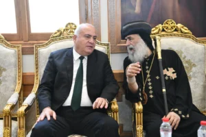 محافظ قنا يهنئ أقباط قوص بعيد القيامة المجيد بمقر المطرانية بمدينة قوص بجنوب قنا •
