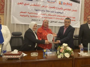 مشروع البحيرة منتجة بابنائها يكرم مدير تنميه المشروعات بالبحيرة