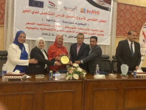تكريم الدكتورة فايزة زايد من مشروع البحيرة منتجة بابنائها