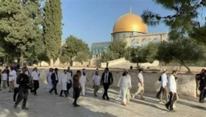 عشرات المستوطنين يقتحمون باحات المسجد الأقصى بحماية شرطة الاحتلال