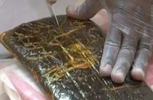 ضبط أوكرانية أستخدمت ألمانية لتهريب كيلو ونصف حشيش في مطار القاهرة