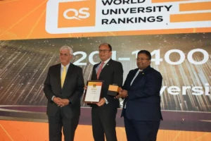 وزير التعليم العالي يُكرم رئيس جامعة حلوان لتواجد الجامعة المتميز في تصنيف QS العالمي