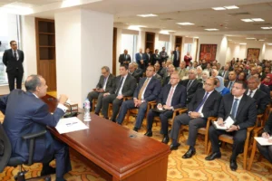 وزير الخارجية يلتقي العاملين في الكادر الإداري بالوزارة.. ويؤكد أهمية التدريب ورفع الكفاءة