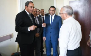 محافظ قنا يستهل العمل بتفقد إدارات الديوان العام ويوجه بضرورة تقديم أفضل الخدمات للمواطنين •