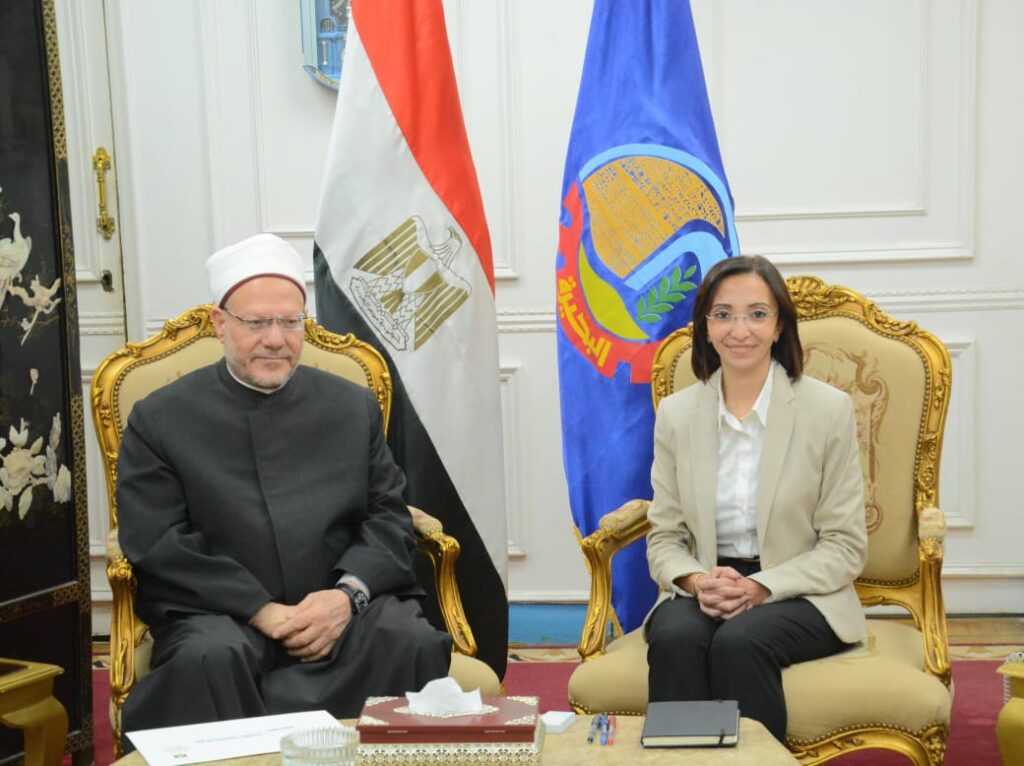 فى مناخ من التقدير المتبادل مفتى الديار المصرية يقدم التهانىء لمعالى محافظ البحيرة بمناسبة توليها المنصب الجديد .