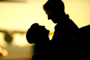 الضابط المزيف .. شاهد زوجته في أحضان عشيقها فقرر الانتقام