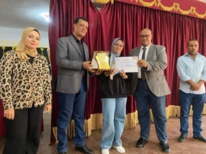 وكيل وزارة التربية والتعليم بقنا يكرم أوائل الثانوية العامة علي مستوي الجمهورية •