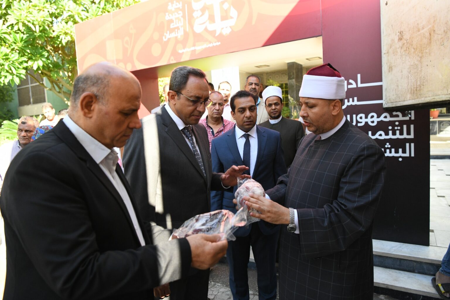 محافظ قنا يشهد إستلام لحوم صكوك الأضاحى ضمن مبادرة “بداية ” تمهيدا لتوزيعها على المستحقين•