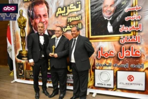 عادل عمار  يكرم الكاتب محمد أكسم بمهرجان أوسكار إيجيبت السينمائي الدورة 13