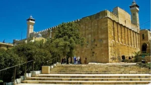 قوات الاحتلال الإسرائيلي تمنع رفع أذان الجمعة من الحرم الإبراهيمي بالخليل