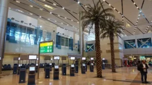 سائق خاص يسرق مبلغا ماليا من رجل أعمال قبل صعوده الطائرة.. والأمن يضبطه