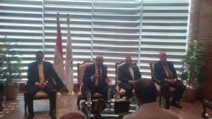 وزير الطيران المدني :  الدولة المصرية لاتبيع مطاراتها ولكننا نعمل على تطويرها وطرح الشق الإدارى بها لبعض المستثمرين لإدارتها، فقط