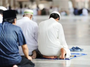 دار الأفتاء .. لا مانع شرعى من مصافحة بين المصلين بعد الصلاة مباشرة