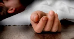 القبض على ربة منزل ساعدت زوجها على قتل ابنتها بالمقطم