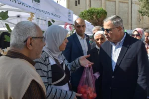 محافظ الإسكندرية يقوم بجولة تفقدية بنطاق أحياء وسط و غرب و يتفقد سوق اليوم الواحد للمزارعين والمنتجات الغذائية بمحطة الرمل