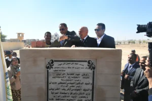 محافظ قنا ونقيب المعلمين يضعان حجر الأساس لنادي المعلمين بمدينة قنا الجديدة •