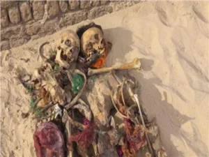 العثور على هياكل بشرية ملقاة داخل مدافن بقنا