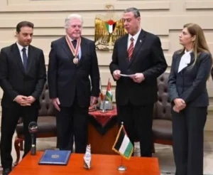 الرئيس الفلسطيني يمنح حسين فهمي وسام الثقافة والعلوم والفنون
