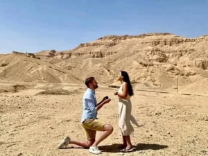 وادي الملوك يشهد إعلان حب أجنبي: قصة رومانسية في أحضان التاريخ”