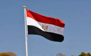 مصدر رسمي مصري: القاهرة لا تتلقى أي رسوم مقابل إدخال المساعدات لـ “غزة”
