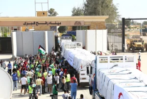 الجارديان: قرار إسرائيل بمنع المساعدات عن غزة يدفع الفلسطينيين نحو كارثة