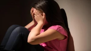 هتك عرضها وصورها لابتزازها.. حبس المتهم بالتعدي على ابنة زوجته بالإسكندرية