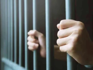 حبس شاب لأتهامه بمواقعة مدرسة أمريكية داخل منزلها بعد تهديدها وابتزازها