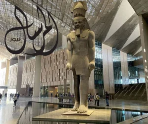 “ستائر الغموض تُسدل على المتحف المصري الكبير: لماذا أُغلق أضخم صرح أثري في مصر فجأة؟”