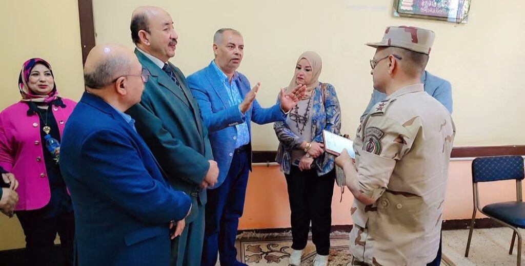 وكيل مديرية التعليم ومدير إدارة أبشواي يتفقدان الاستعدادات النهائية لبرنامج التأسيس العسكري بمدرسة الشهيد مهني مؤمن