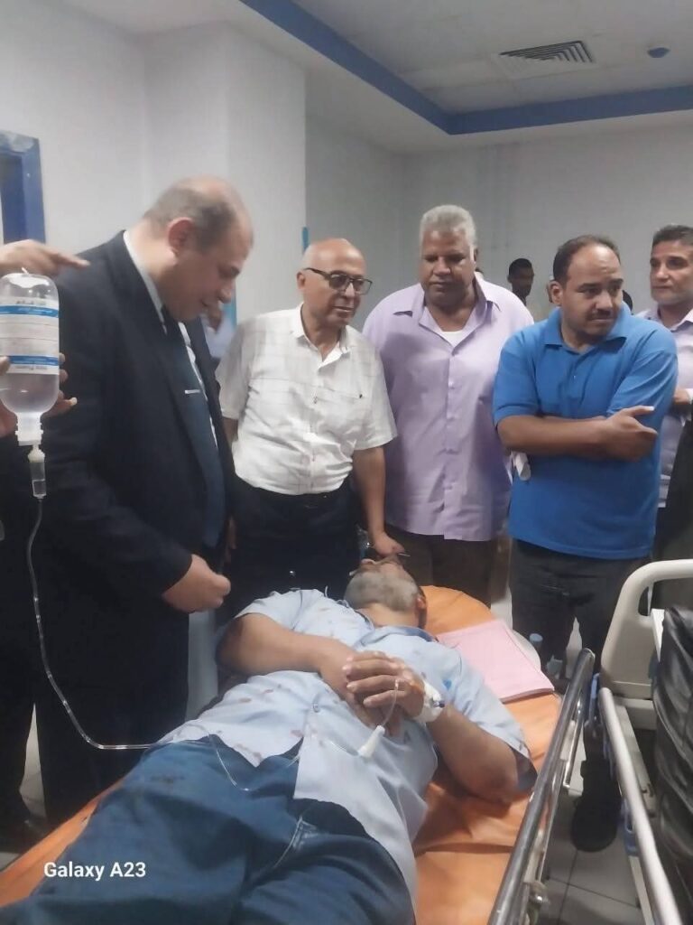 وكيل وزارة التعليم بقنا في زيارة للمستشفي الجامعي للأطمئنان علي الحالة الصحية لمراقبي امتحانات ثانوية دشنا بعد تعرضهم لحادثة •