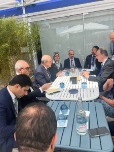 أيقونة وزير الطيران المدني يلتقي كبرى الشركات العالمية المتخصصة في إدارة وتشغيل المطارات بمعرض باريس الدولي للطيران