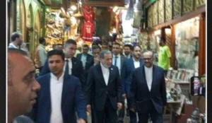 أيقونة ترحيب شعبي بوزير الخارجية الإيراني في خان الخليلي بالقاهرة