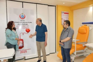محافظ المنيا يتبرع بالدم على كورنيش النيل وسط الأغاني الوطنية  