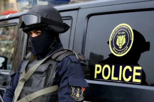القبض على عامل لارتكابه أفعالا خادشة للحياء مع جارته في البساتين