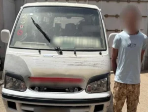 القبض على سائق ميكروباص تعدى على سيدة وزوجها بمفتاح بالجيزة