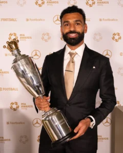 وزير الشباب يهنئ محمد صلاح بعد فوزه بجائزة أفضل لاعب في إنجلترا للمرة الثالثة