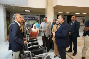 محافظ أسيوط يشهد تسليم 50 كرسيًا متحركًا معاد تأهيلها ضمن مبادرة صيانة الأجهزة الطبية
