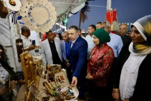 محافظ البحر الأحمر يفتتح معرض ” أيد حكاية ” للحرف اليدوية والتراثية بمدينة الغردقة