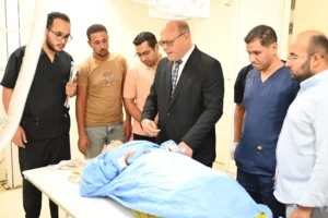 النعماني يُطمئن اهالي الطلاب المصابين من داخل مستشفي الطوارئ الجامعي الجديد