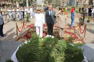 في الذكرى الـ52 لنصر أكتوبر المجيد.. محافظ القليوبية يضع إكليل الزهور على النصب التذكاري للجندي المجهول بمدينة بنها