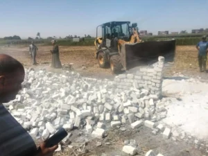 محافظ أسيوط: إزالة 50 حالة تعدي واسترداد 760 فدان أملاك دولة ضمن المرحلة الثالثة من الموجة الـ27•