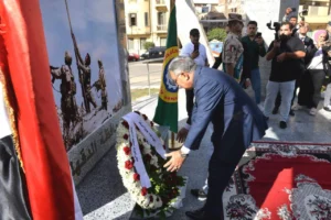 محافظ الدقهلية يضع اكليل الزهور على النصب التذكاري للشهداء احتفالا بذكرى انتصا8رات أكتوبر المجيدة